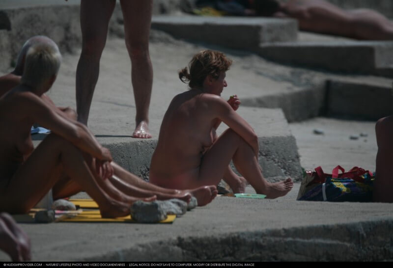 Nudist Rocky Family Angle gallery - Nudism teaches us to appreciate the present moment