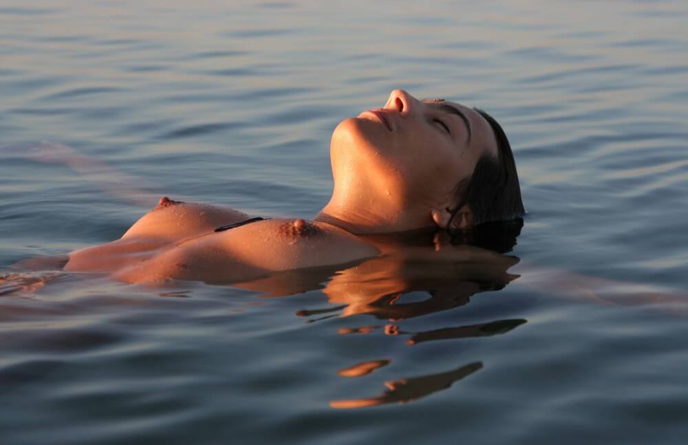 Sunlight Water to the Night pics - Nudism helps people accept themselves