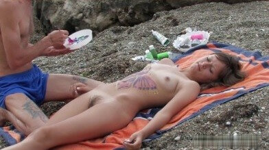 Naked body art on the beach Full HD video - The body looks beautiful and natural in its natural, unadorned state