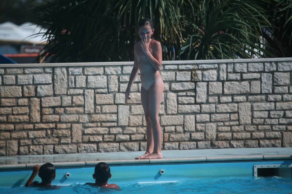 Naturist Pool-Side Singles photos - The desire to be closer to nature and without clothes