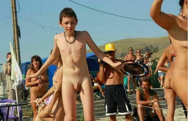 Nudists in Crimea photos - Nudism helps strengthen friendships