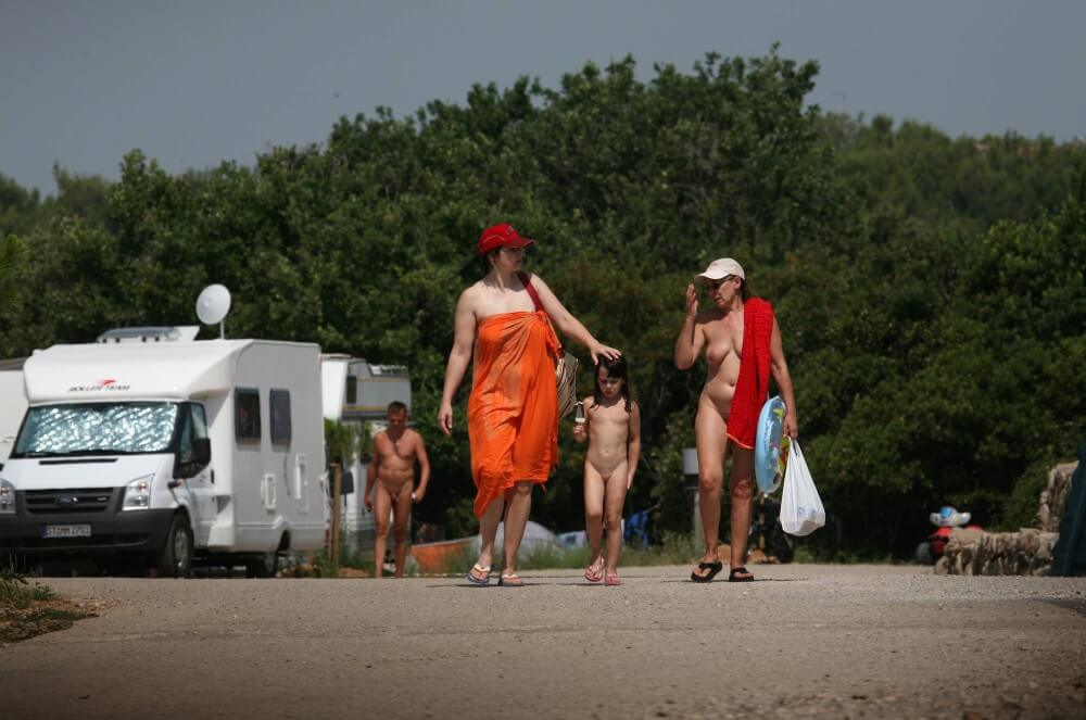 Bondi Beach Path Outskirt pics - Promoting nudism to the masses