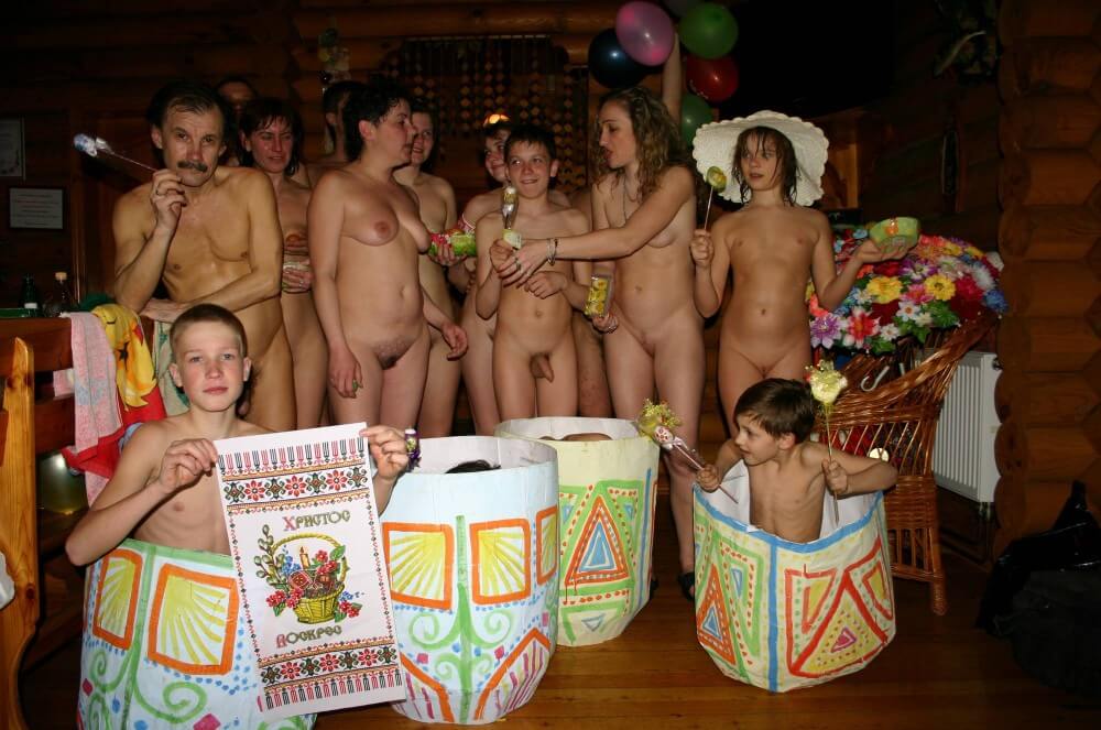 Easter Group Memories pics - Supporters of naturism live in harmony with nature