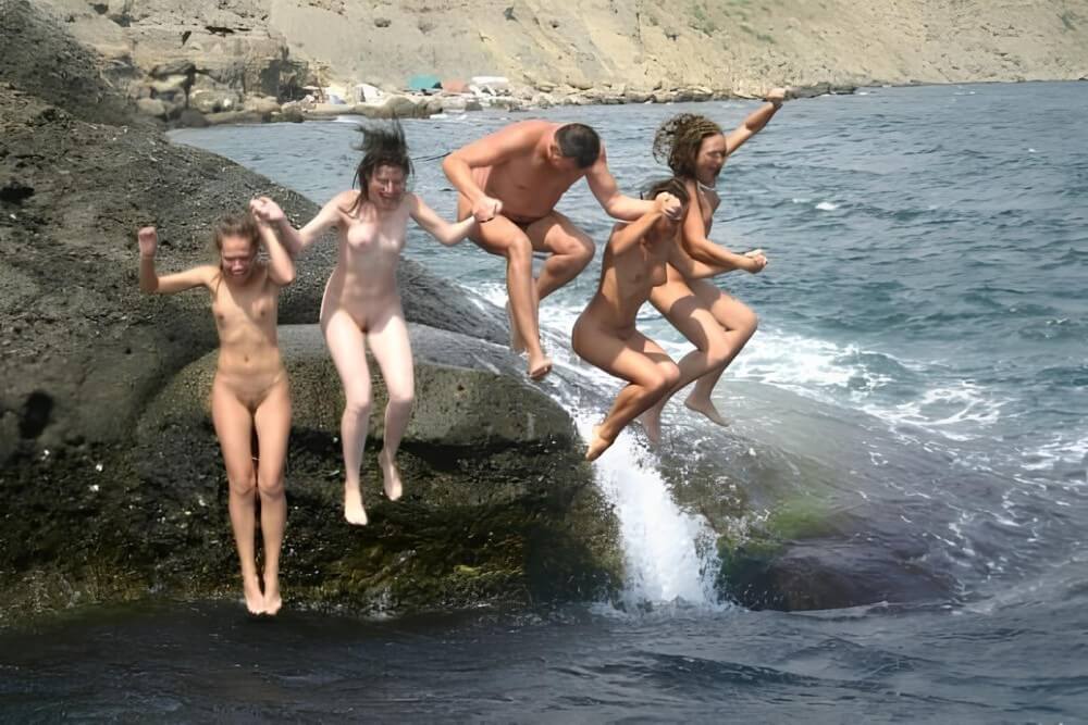 Mens and girls nudists on a beach - Naturism and the ecological sustainability of natural recreation areas