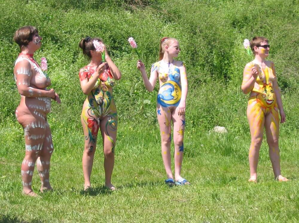 Family String-Apple Game Pics - The role of naturism in fostering a positive body image