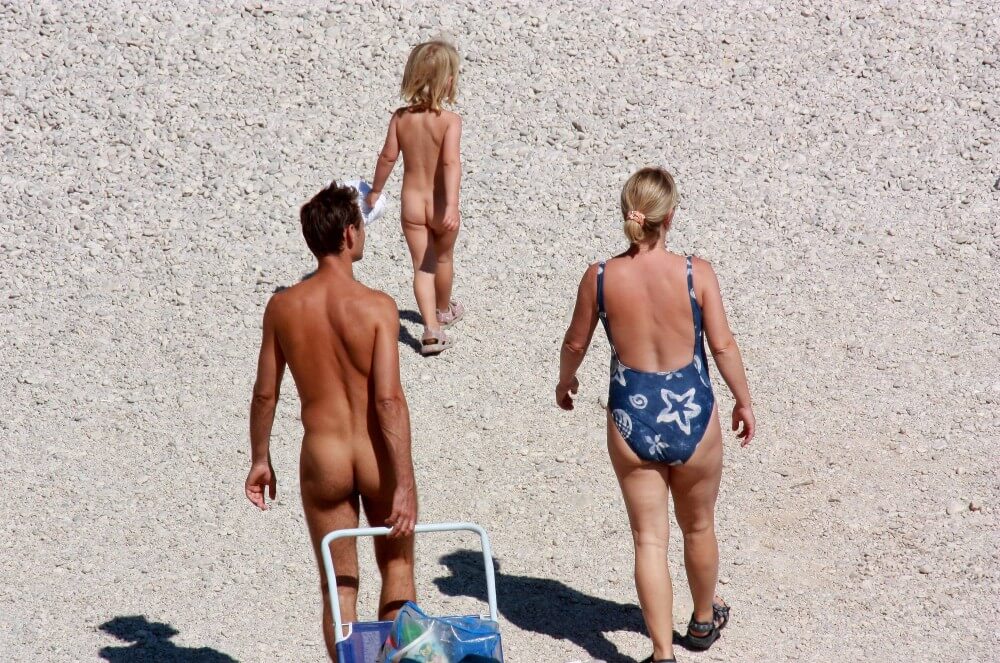 Beach Voyage Nudism Life pics - The community of naturist movement supporters