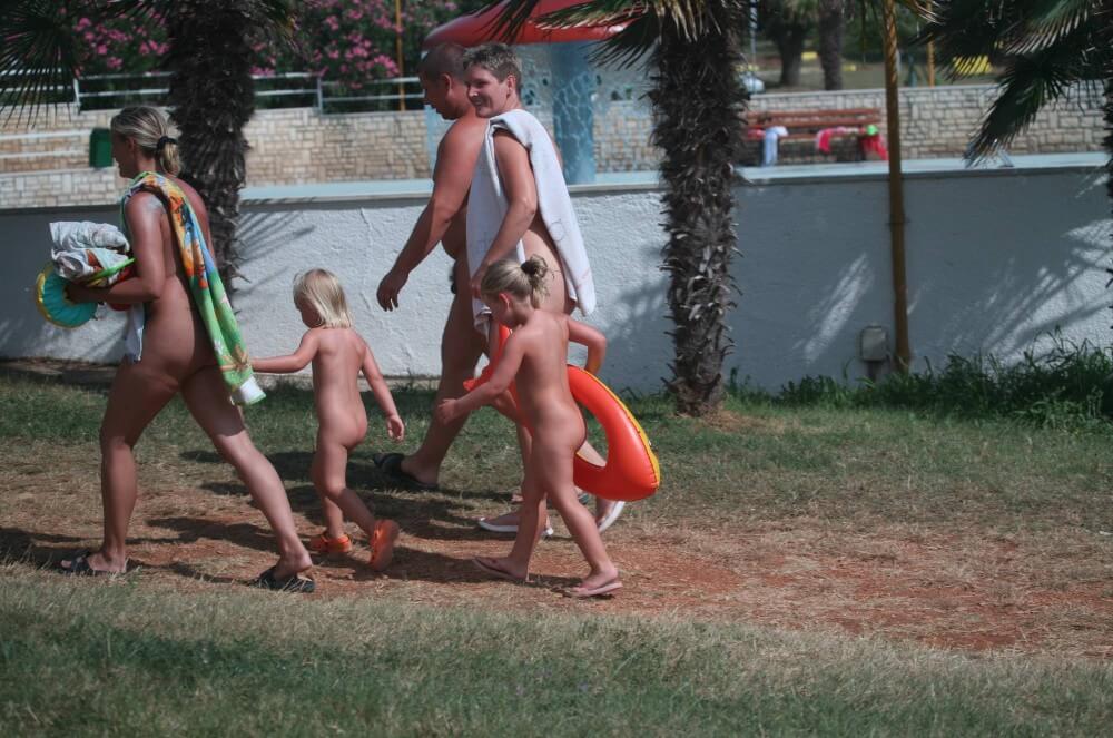 Naturist Family Movement pics - Connoisseurs of naturism choose nature