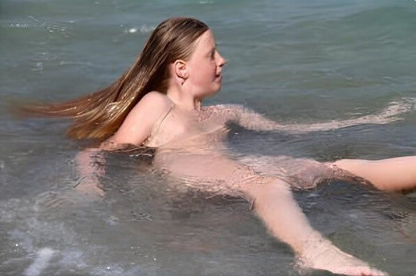 Turqoise Water Splash pics - The nature of nudism provides strength and inspiration