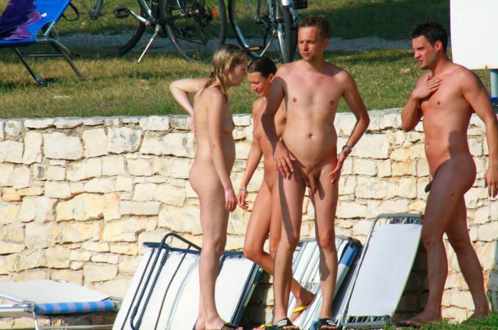 Ula FKK Couples Profile pics - They value simplicity and naturalness, and encourage people not to feel self-conscious about being naked