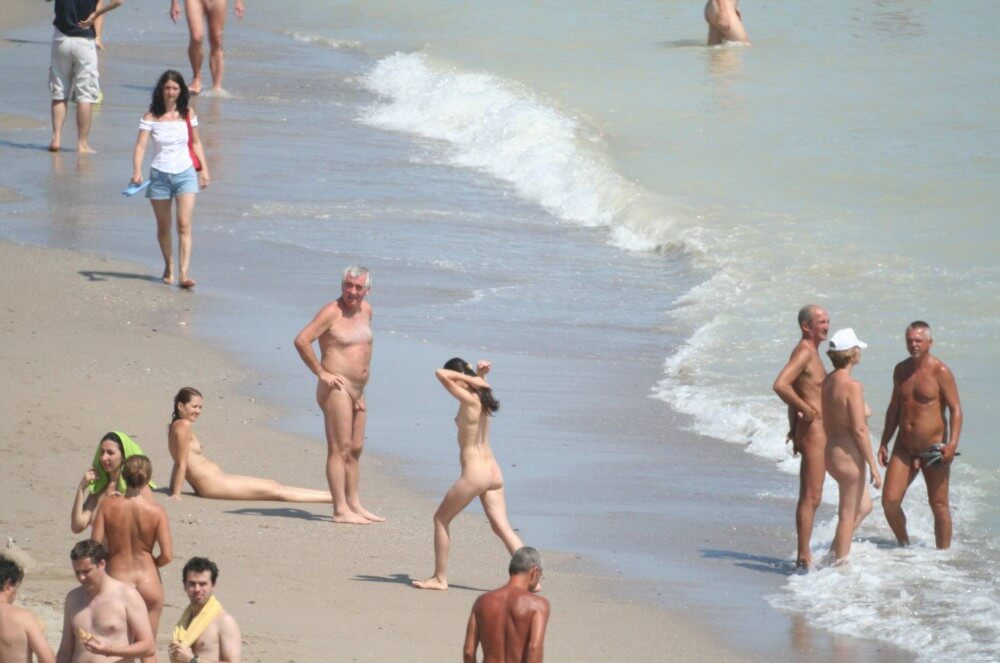 Costinesti Beach Groups pics - The body looks beautiful and natural in its natural, unadorned state