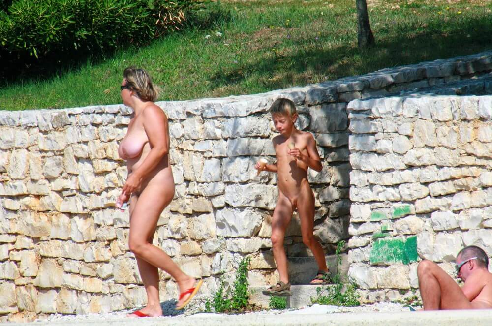 Ula FKK Wall-Side Families pics - Naturalness and freedom are the core principles of naturism and nudism