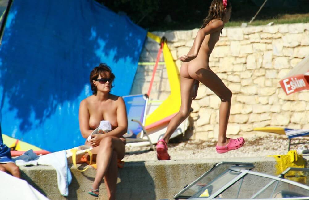 Bright Day Sun Tanning pics - Watching naked nudists