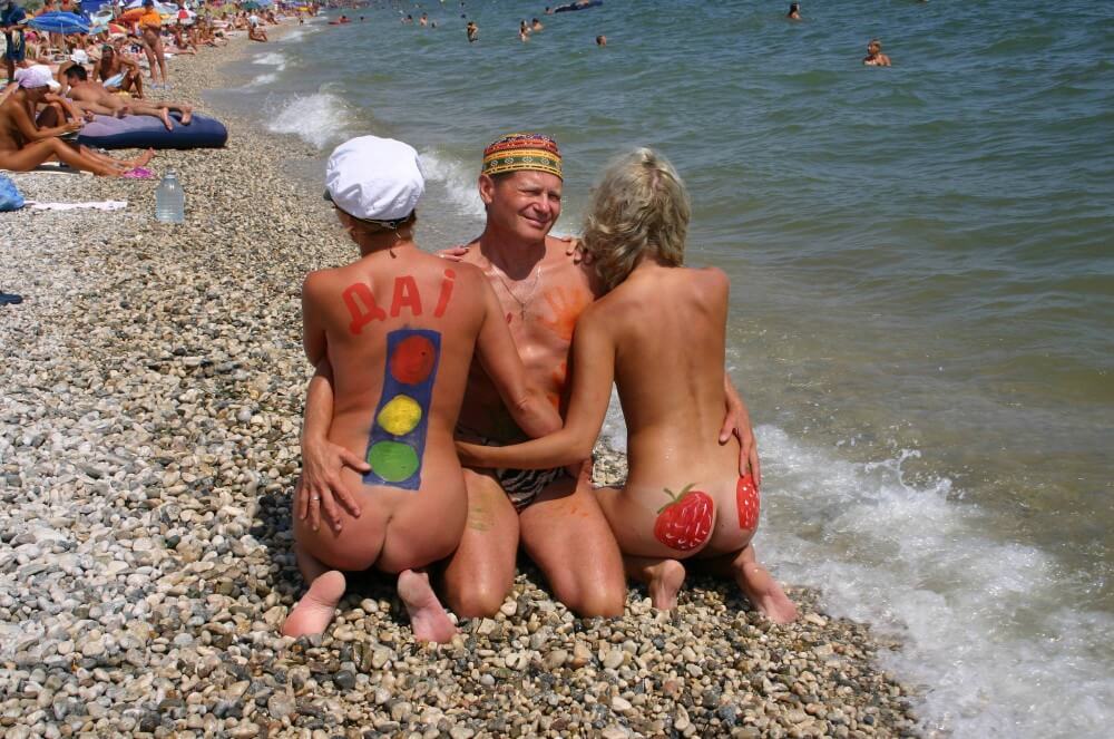 Bold Outdoor Nude Poses pics - The body looks beautiful and natural in its natural, unadorned state