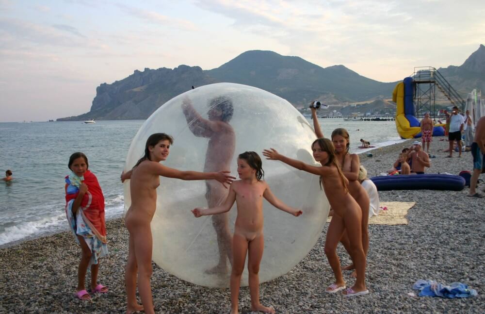 Pics Walk on the Beach Balloon - Nudists appreciate and love nature