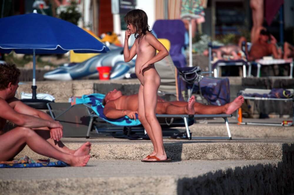 Girl Walk to Nudist Shower pics - Accepting oneself fully is the foundation of naturism
