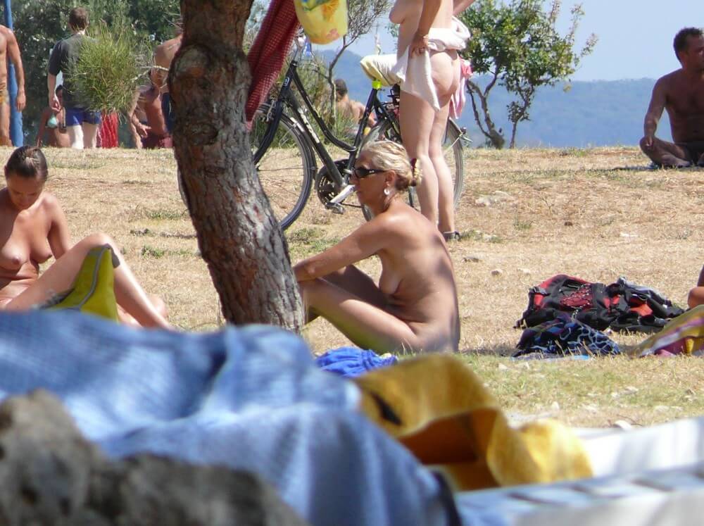 Ula FKK Shore Perspective pics - Naturism helps overcome fears and insecurities