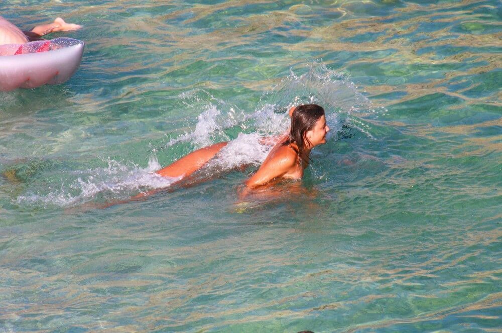 Ula FKK Teen Shore Run pics - People seek self-development and peace of mind through nudism