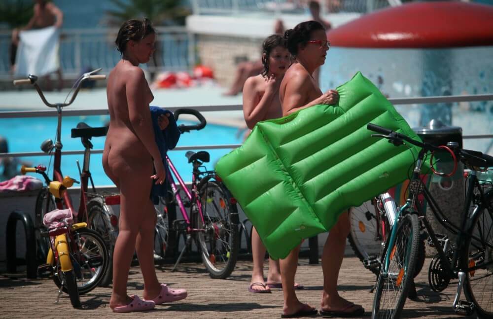 Outdoor Pool Sideliners pics - Nudity should be natural