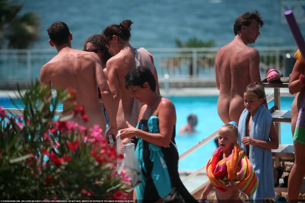 Naturism photo gallery # 66 - Lightness and ease as the main traits of naturists